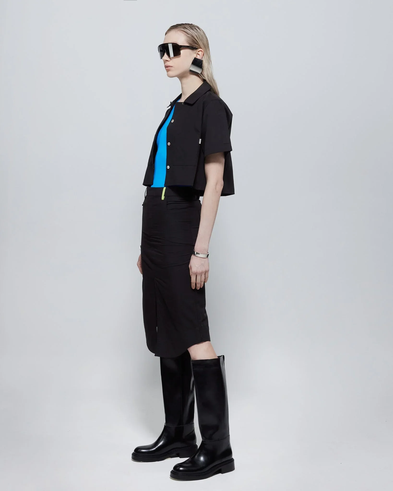 ROCK DAISY | Alex Boxy Cropped TENCEL™ Short-Sleeved Shirt Black - Image 2