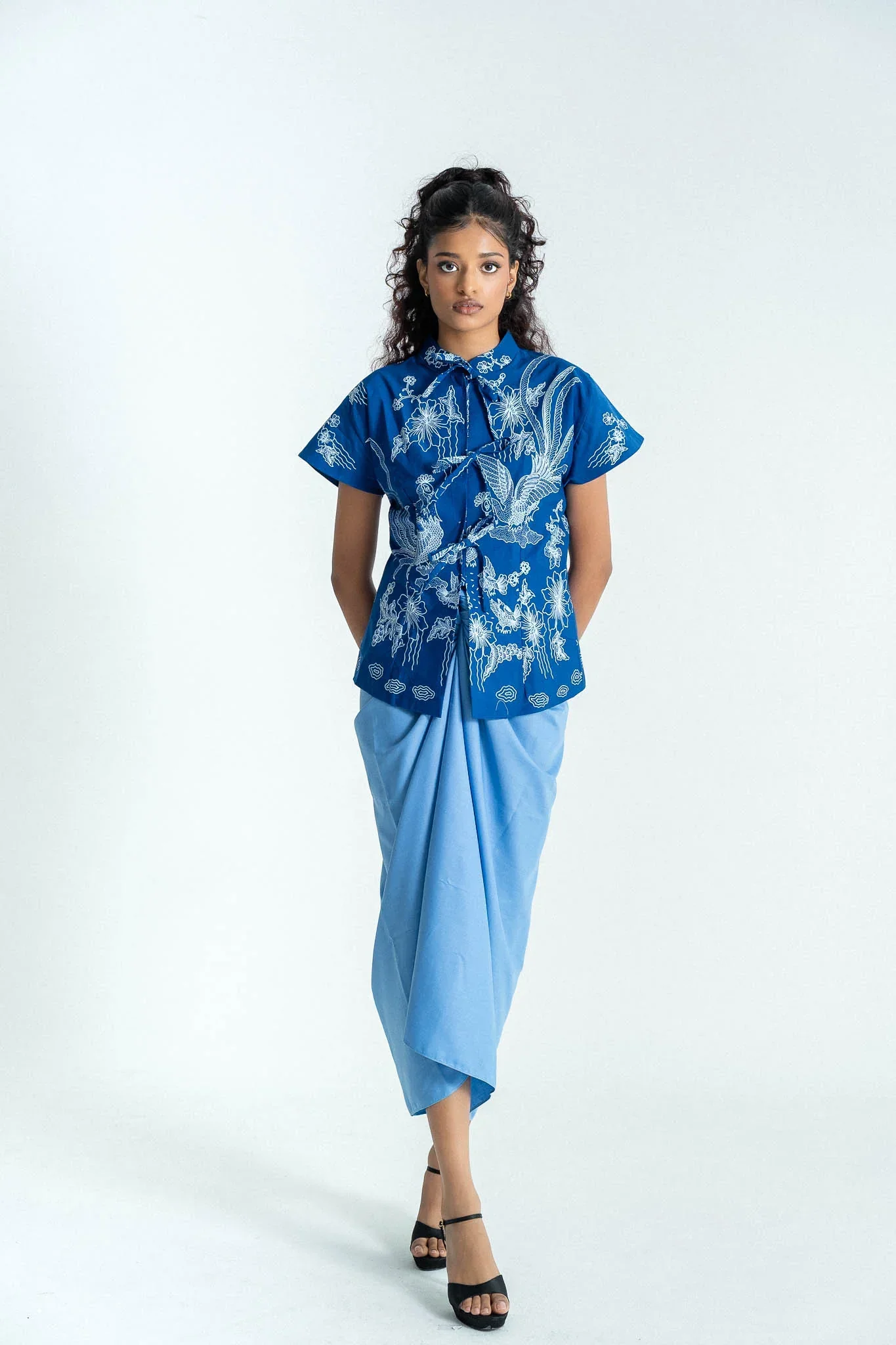 STUDIO GYPSIED | Batik Kebaya Sofea In Merak Indigo - Image 2