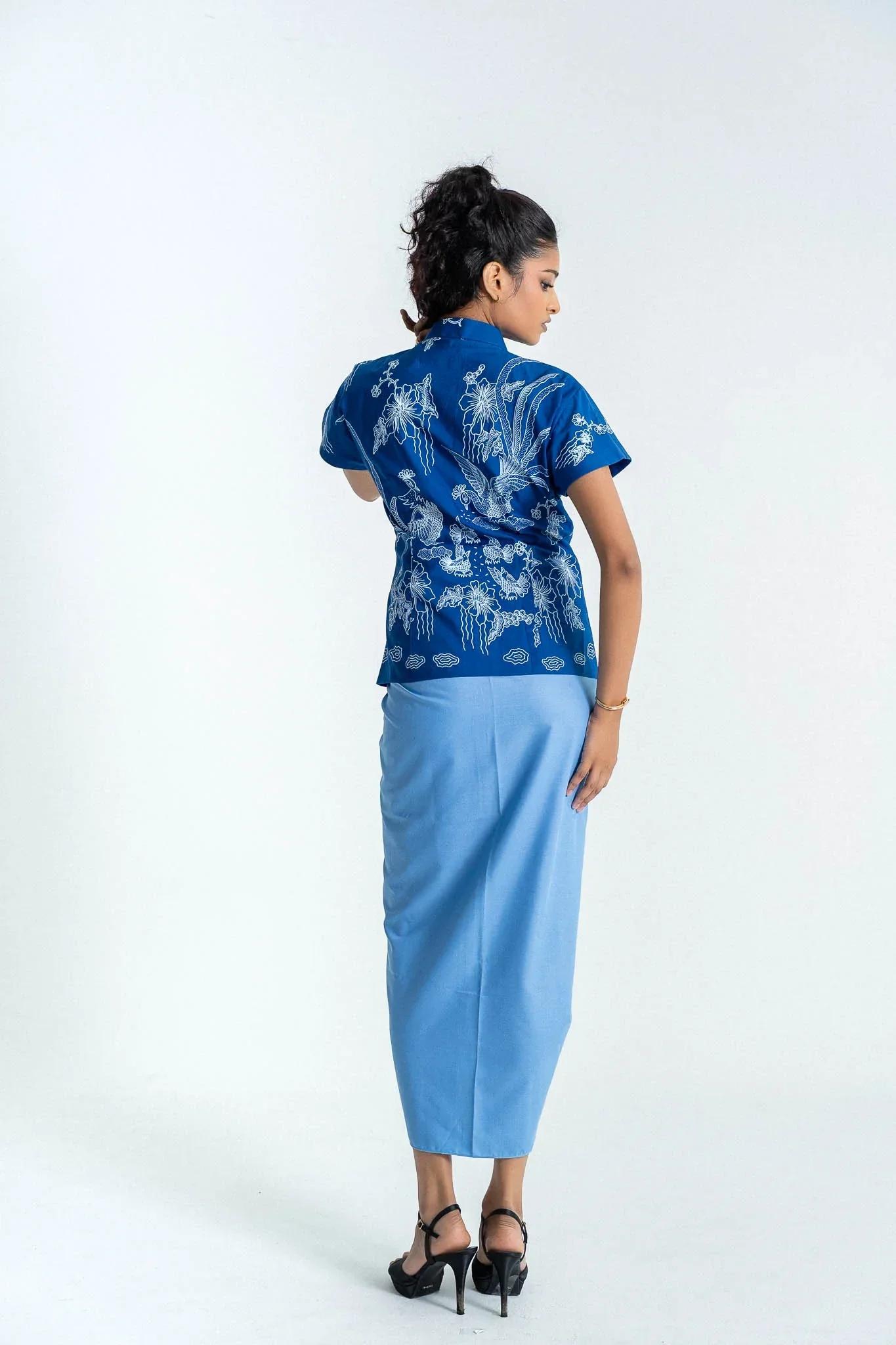 STUDIO GYPSIED | Batik Kebaya Sofea In Merak Indigo - Image 3