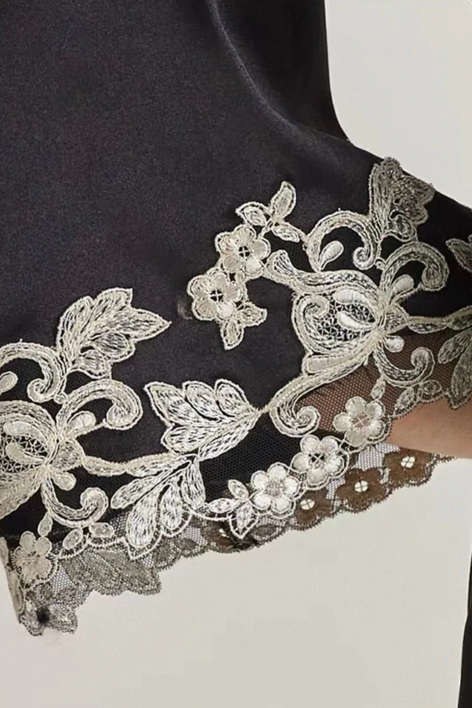 BELLS & BIRDS | Florentine Mulberry Silk Robe (Black) - Image 5