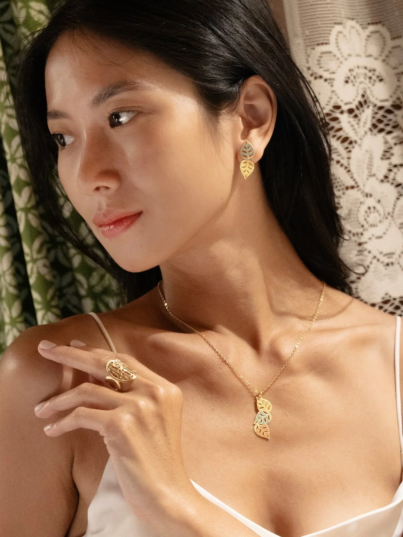 EMBRACE JEWELLERY | Daun Earrings - Image 3