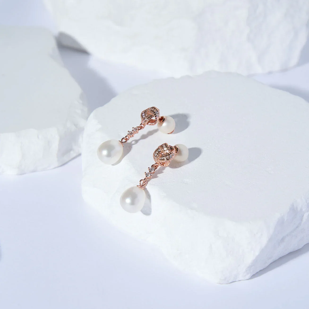 PEARLY LUSTRE | Asian Civilisations Museum Elegant Freshwater Pearl Earrings WE00878 | ACM Collection - Image 3