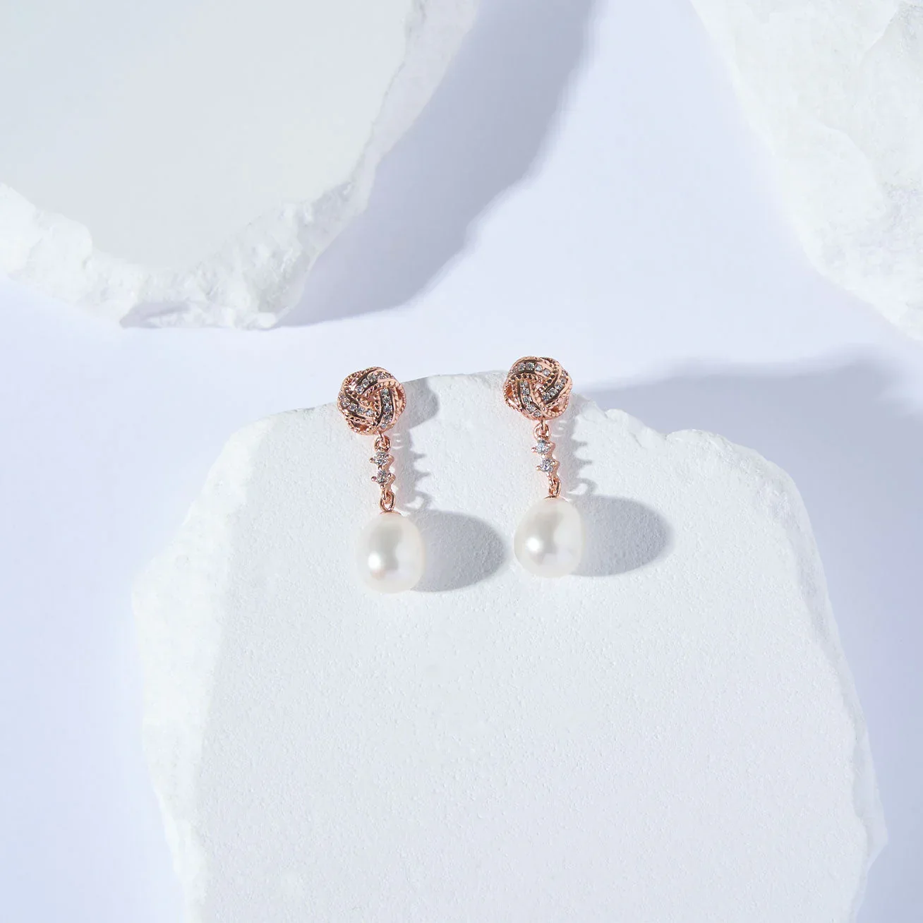 PEARLY LUSTRE | Asian Civilisations Museum Elegant Freshwater Pearl Earrings WE00878 | ACM Collection - Image 4