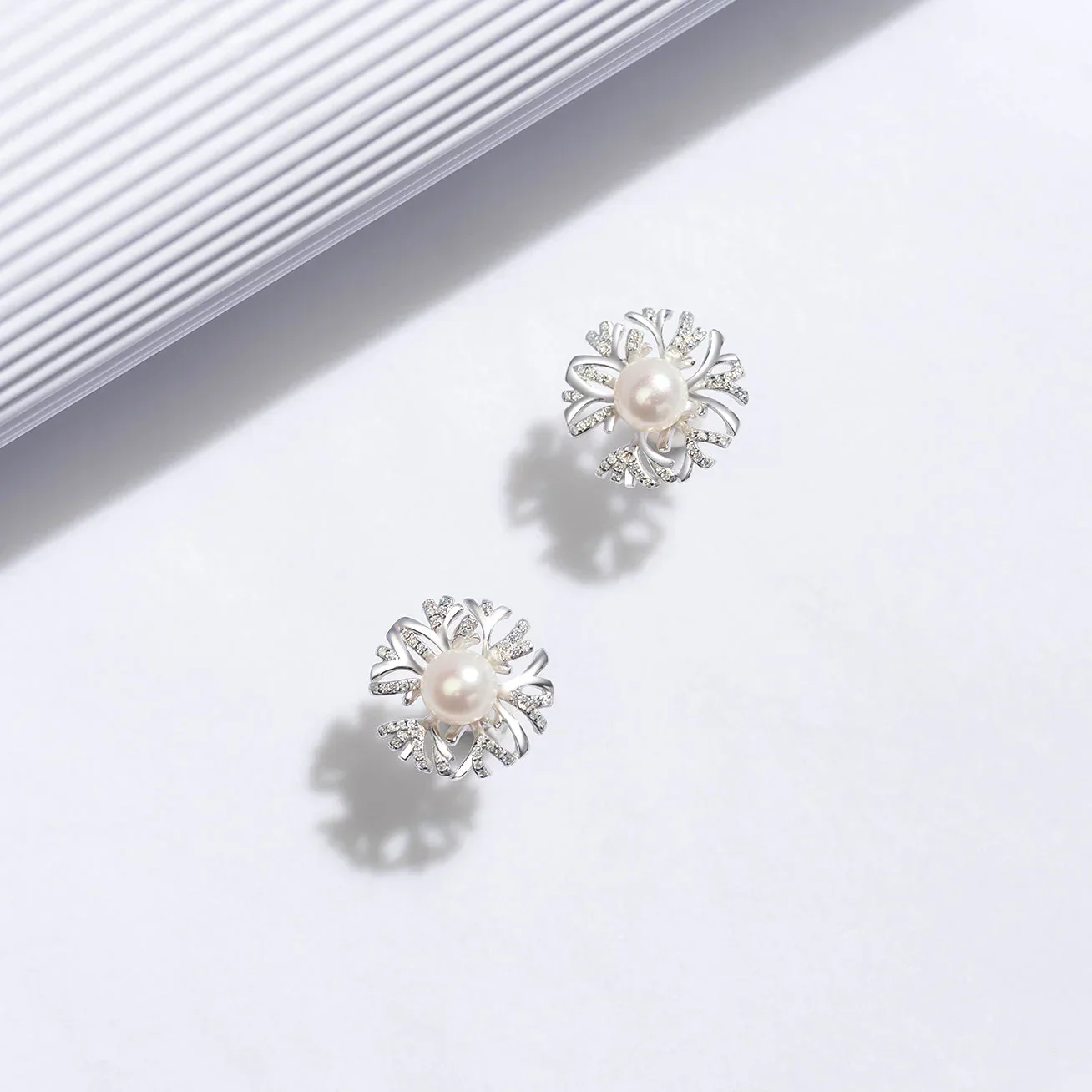 PEARLY LUSTRE | Elegant Freshwater Pearl Earrings WE00502 | GARDENS - Image 2