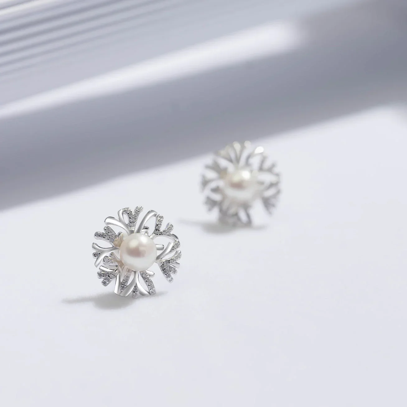 PEARLY LUSTRE | Elegant Freshwater Pearl Earrings WE00502 | GARDENS - Image 3