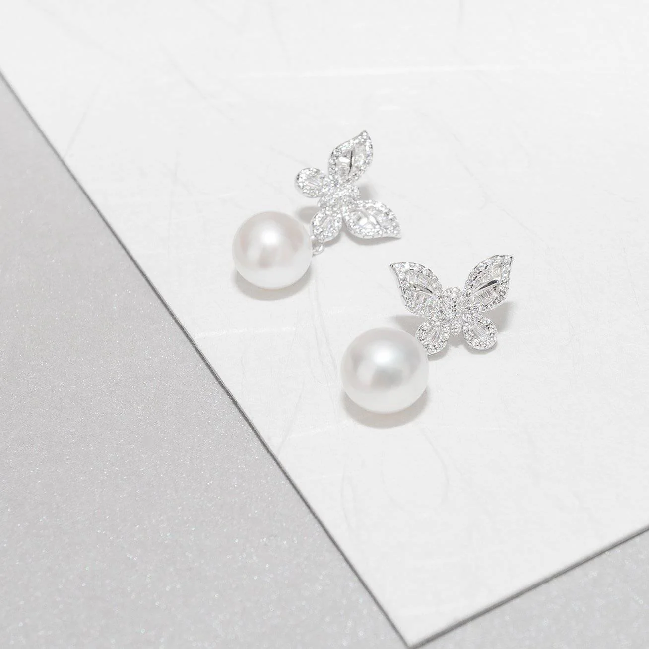 PEARLY LUSTRE | Elegant Pearl Earrings WE00179 | GARDENS - Image 2