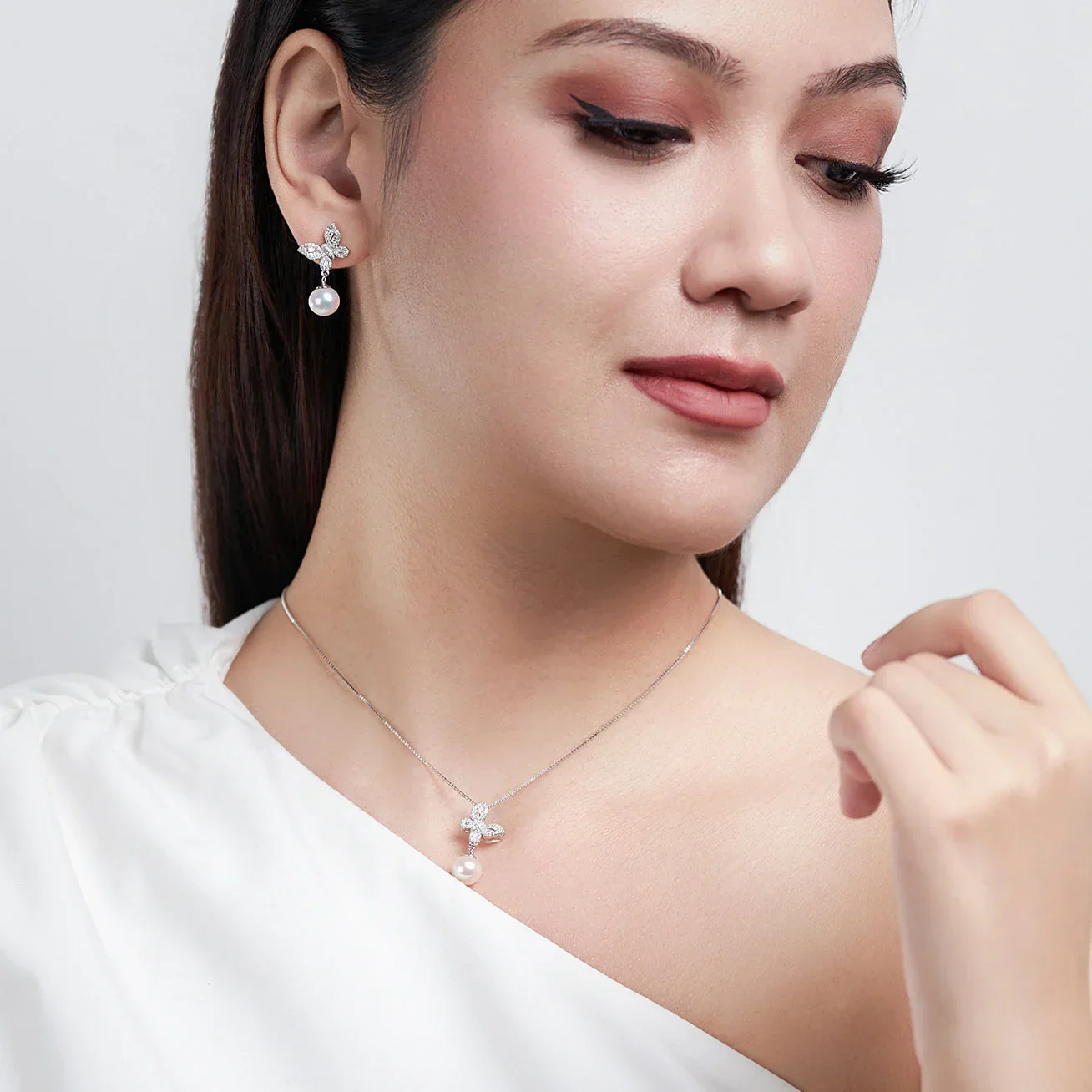 PEARLY LUSTRE | Elegant Pearl Earrings WE00179 | GARDENS - Image 5