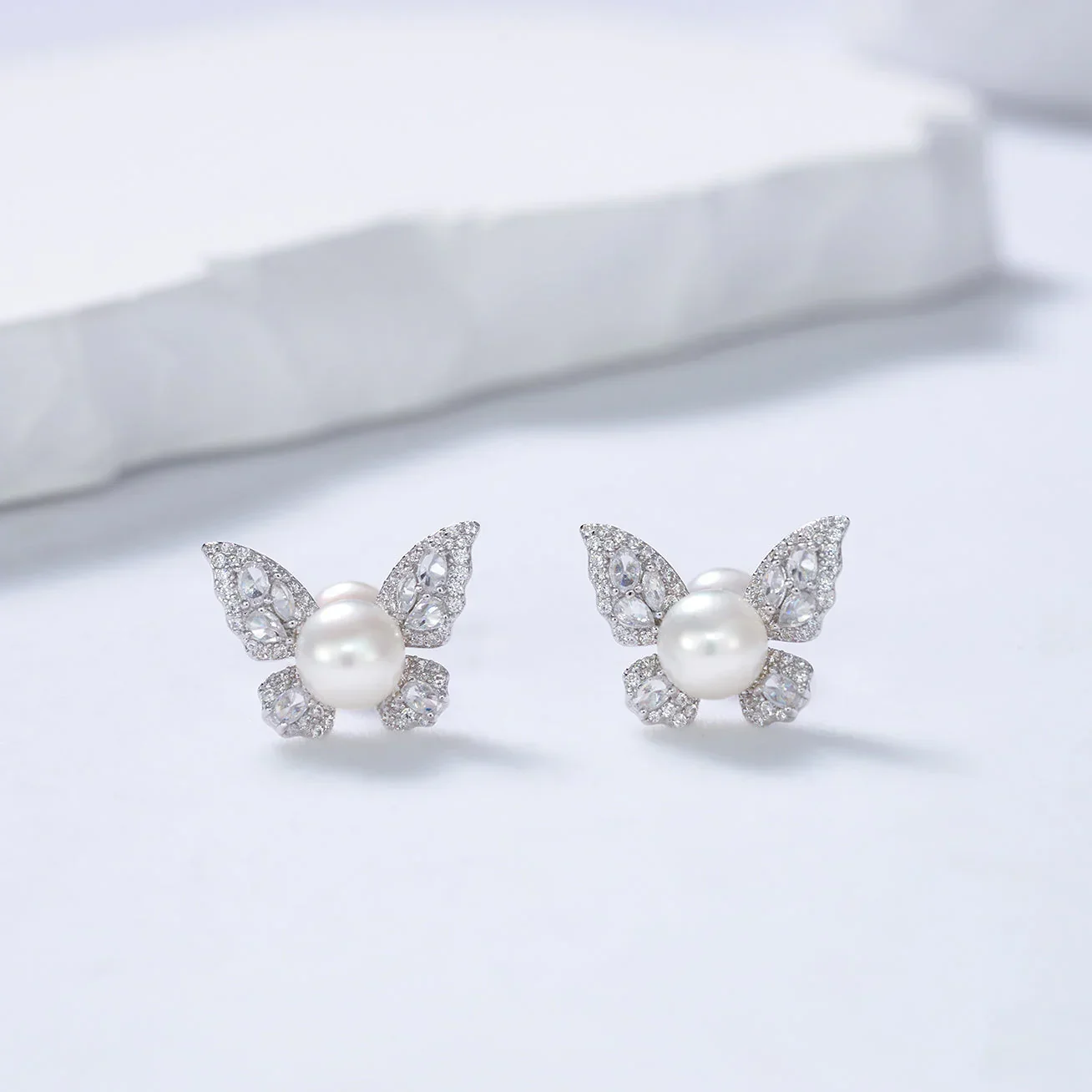PEARLY LUSTRE | Top Grade Freshwater Pearl Earrings WE00723 | GARDENS - Image 3