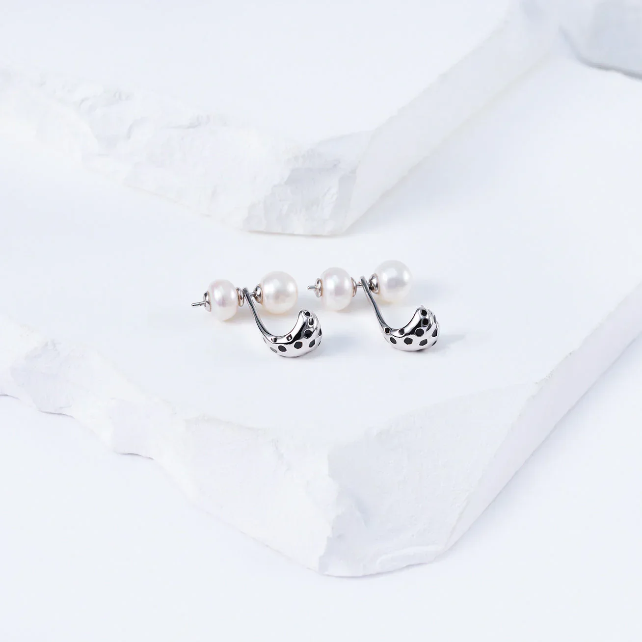 PEARLY LUSTRE | Top Lustre Freshwater Pearl Earrings WE00777 | SAFARI - Image 4