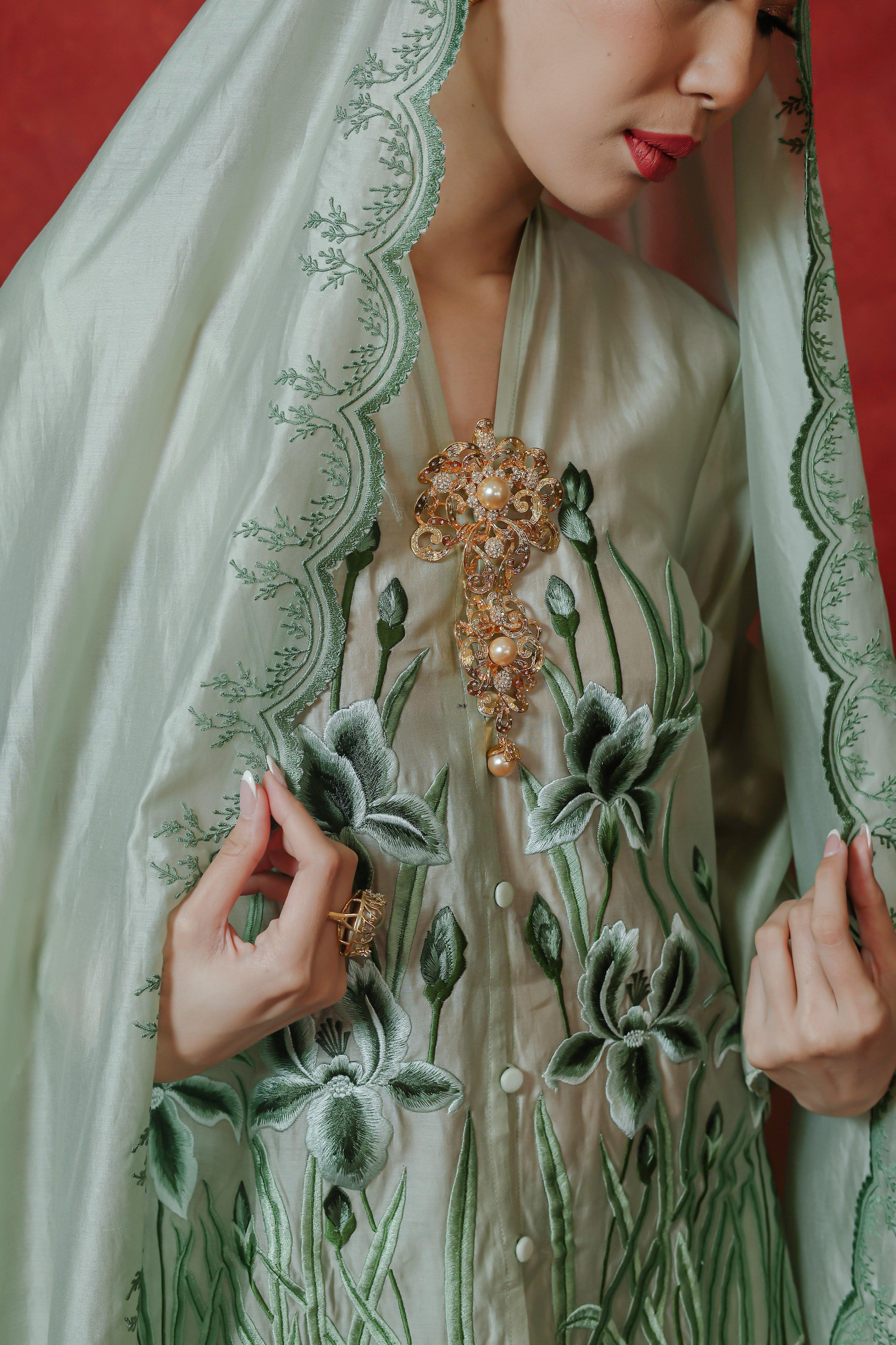 ROEMAH KEBAYA VIELGA | Orchid Bloom Short Kebaya Raya
