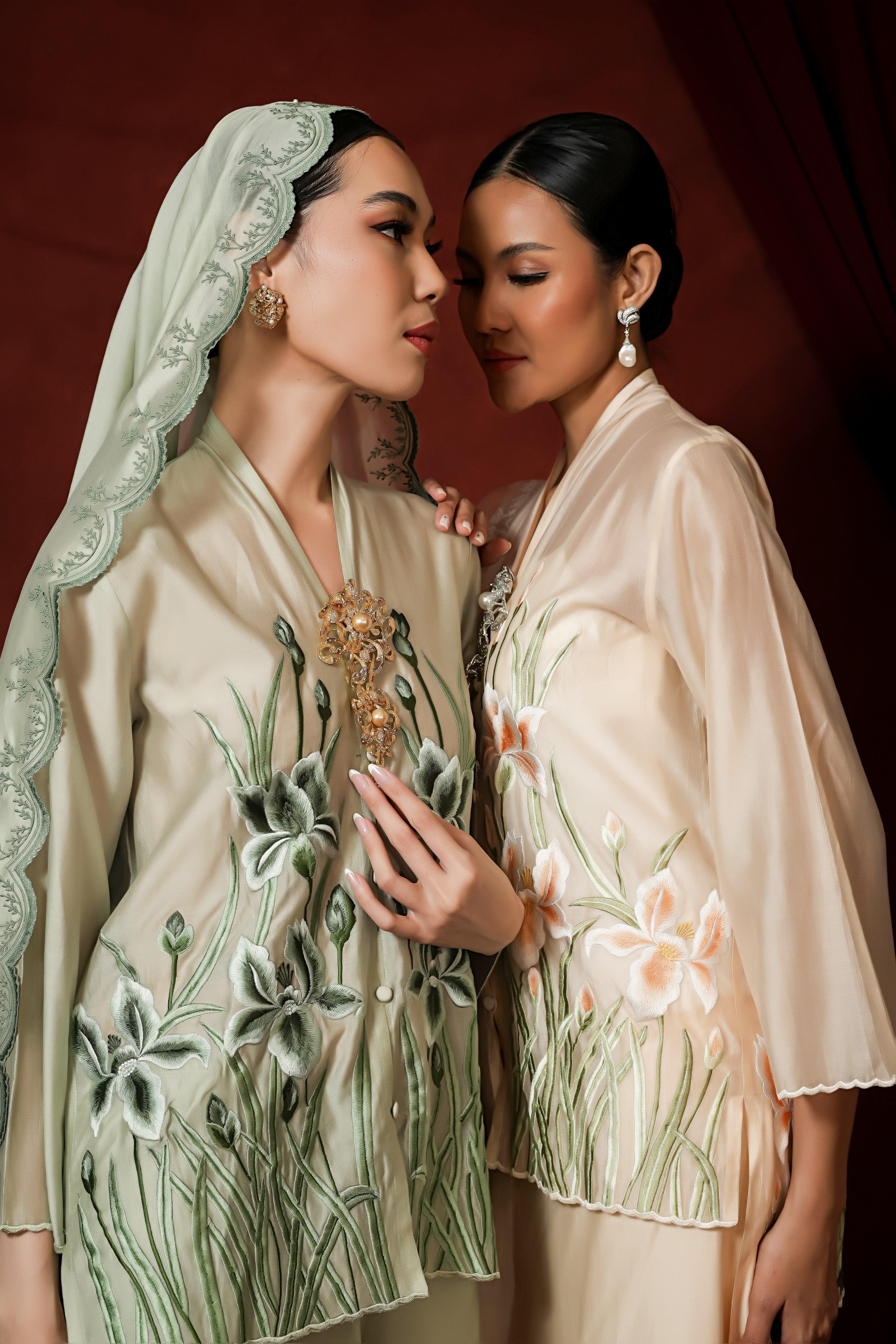 ROEMAH KEBAYA VIELGA | Orchid Bloom Short Kebaya Raya - Image 2