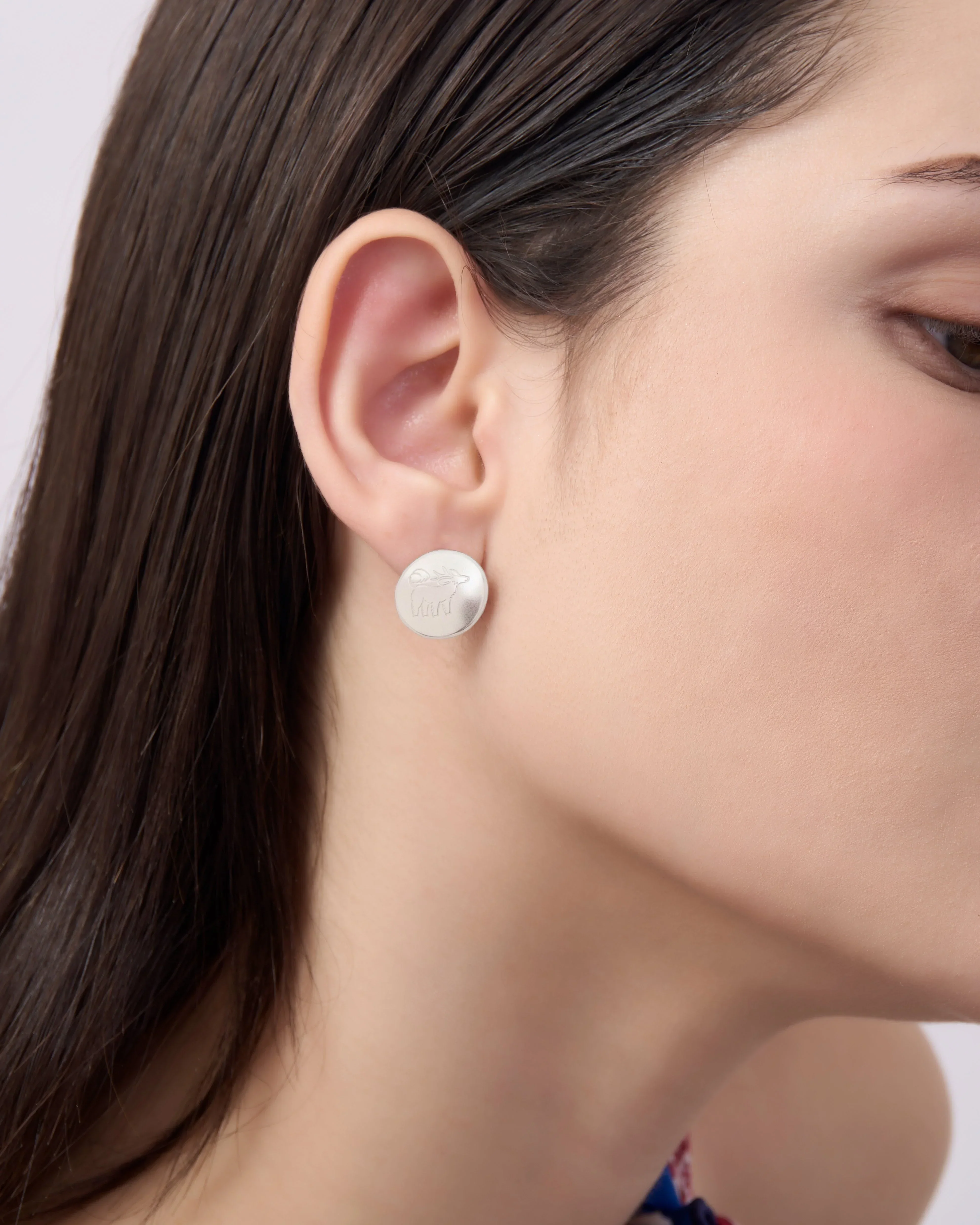 STUDIO QILING | Pebble Stud Earrings Silver - Image 2
