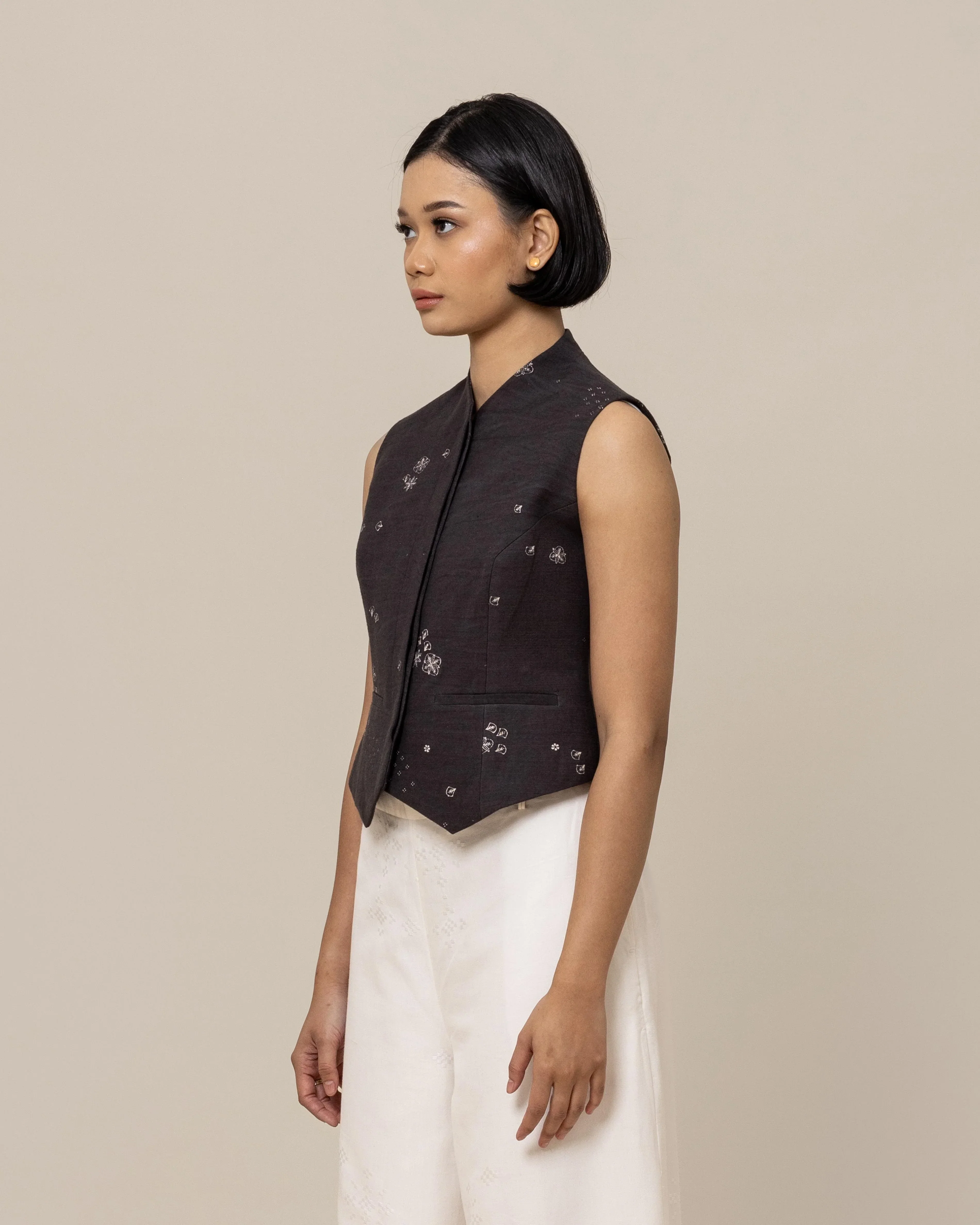 SUKKHA CITTA | SERIBU BUNGA - Structured Vest - Image 2