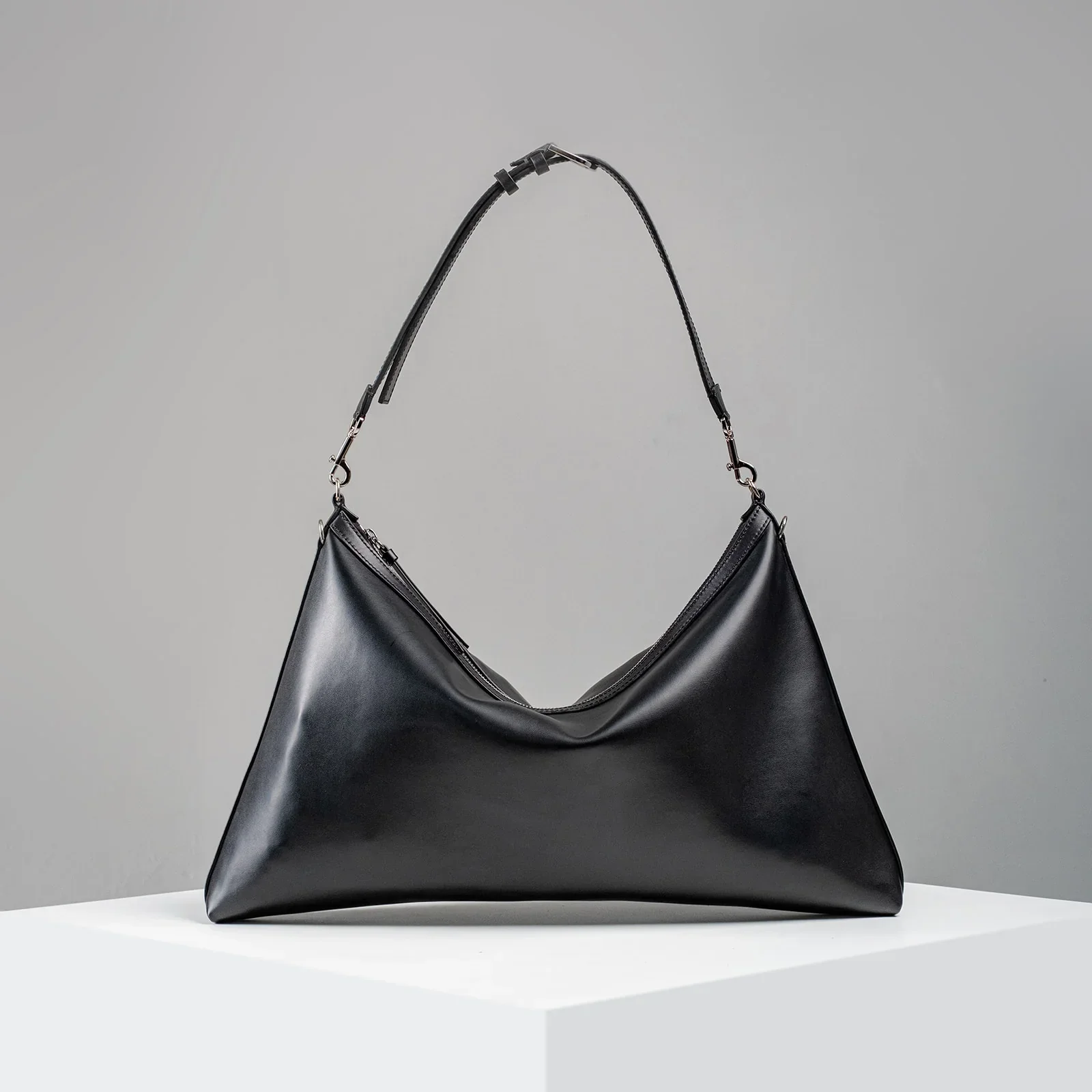 WU HAUS | Helix Leather Shoulder Bag - Image 8