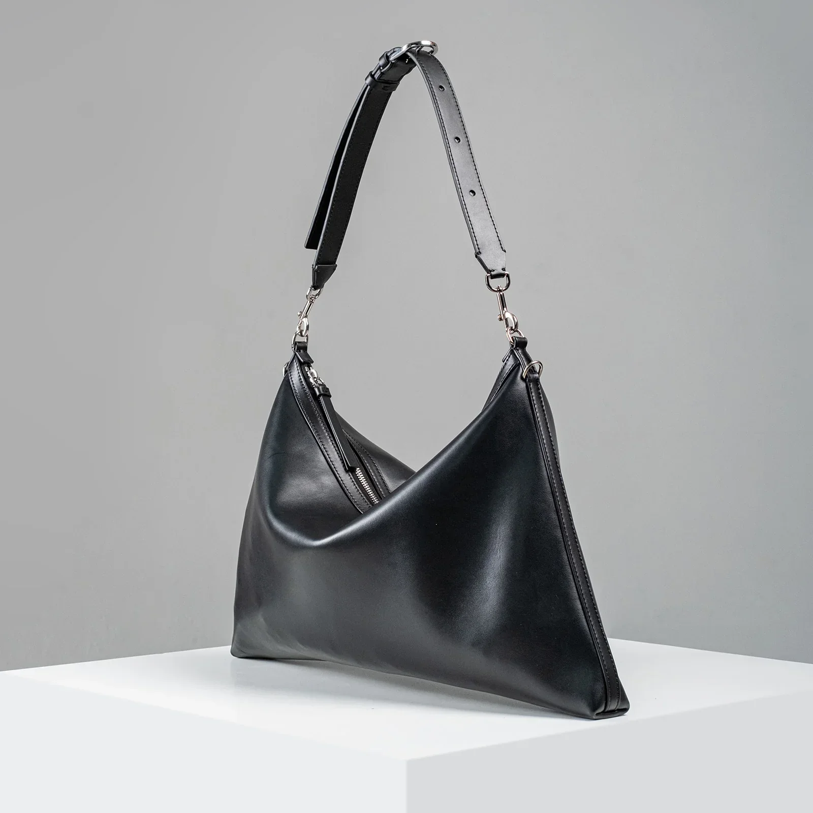 WU HAUS | Helix Leather Shoulder Bag - Image 9