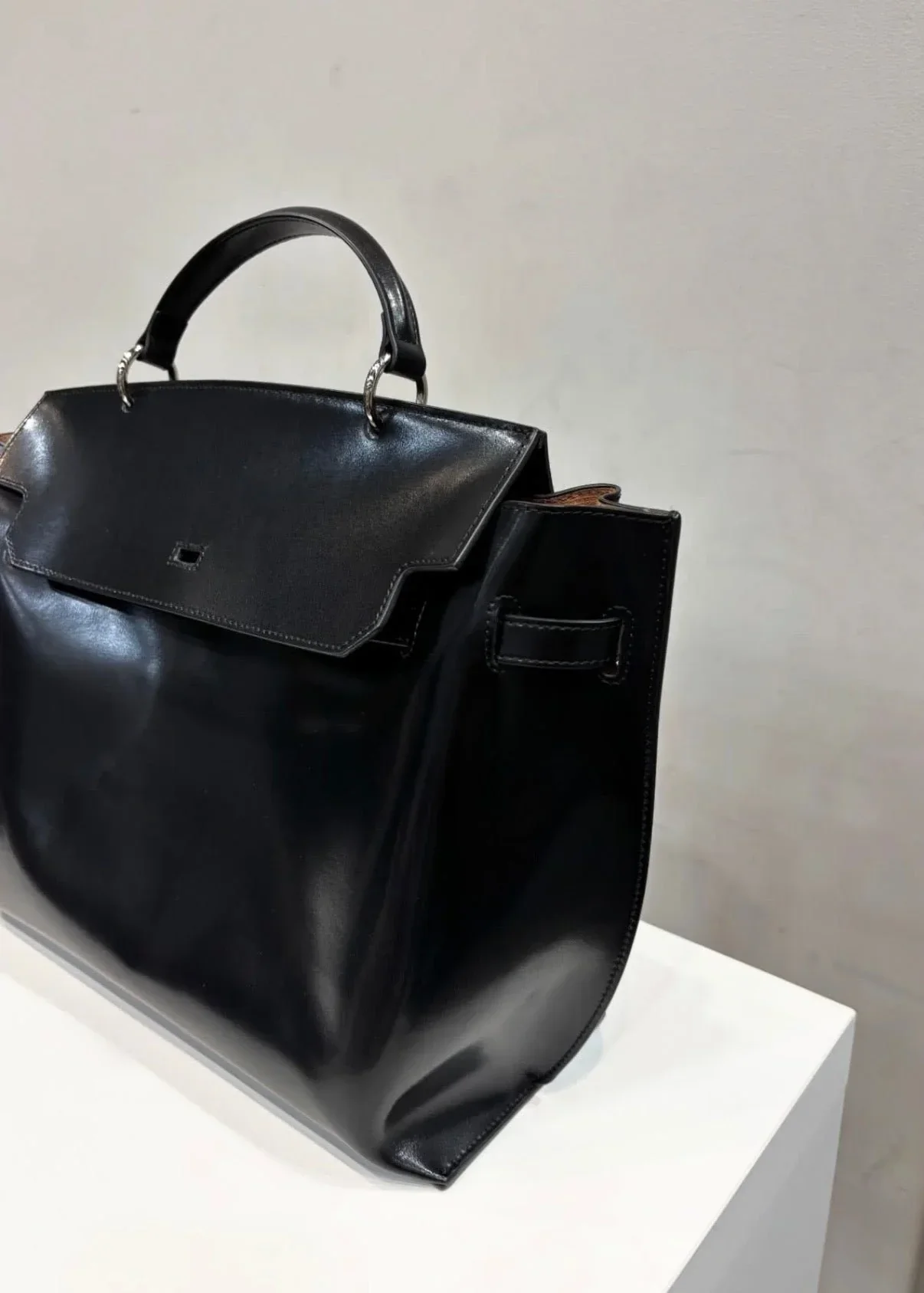 WU HAUS | Le H Lightweight Black Cow Leather Carryall - Image 4