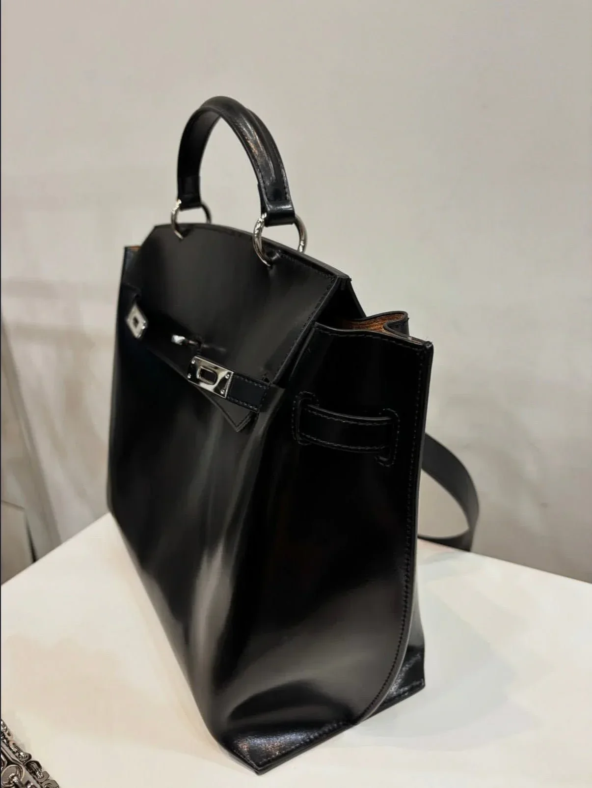 WU HAUS | Le H Lightweight Black Cow Leather Carryall - Image 6